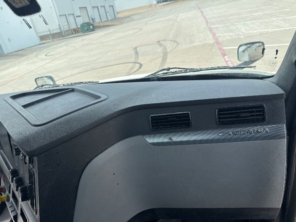 Day Cab Tractor-Heavy Duty Tractors-Freightliner-2018-T12664ST-Denton-TX-613,710\n\t\tmiles-$ 32,500 - Image 13