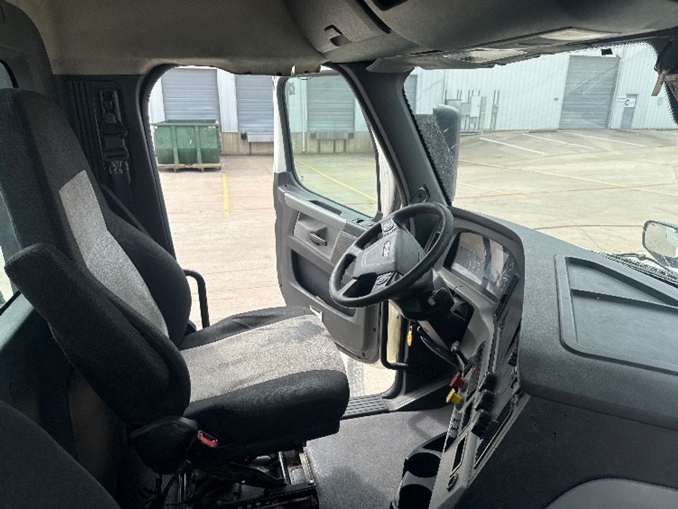 Day Cab Tractor-Heavy Duty Tractors-Freightliner-2018-T12664ST-Denton-TX-613,710\n\t\tmiles-$ 32,500 - Image 14