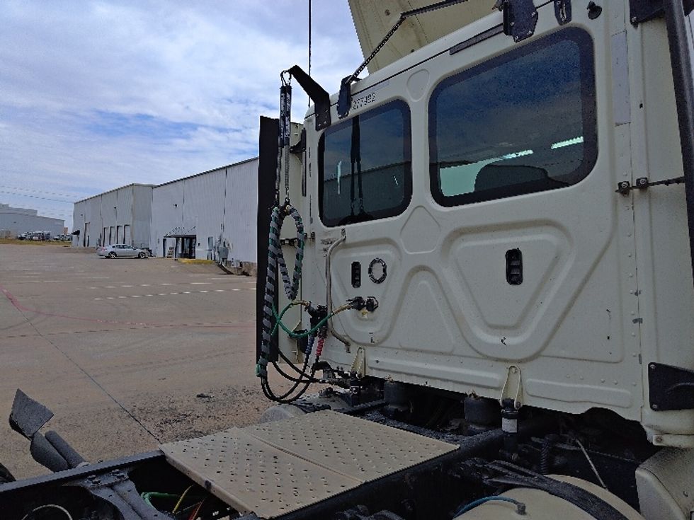 Day Cab Tractor-Heavy Duty Tractors-Freightliner-2018-T12664ST-Denton-TX-613,710\n\t\tmiles-$ 32,500 - Image 17