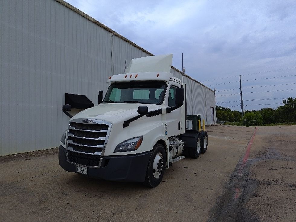 Day Cab Tractor-Heavy Duty Tractors-Freightliner-2018-T12664ST-Denton-TX-613,710\n\t\tmiles-$ 32,500 - Image 3