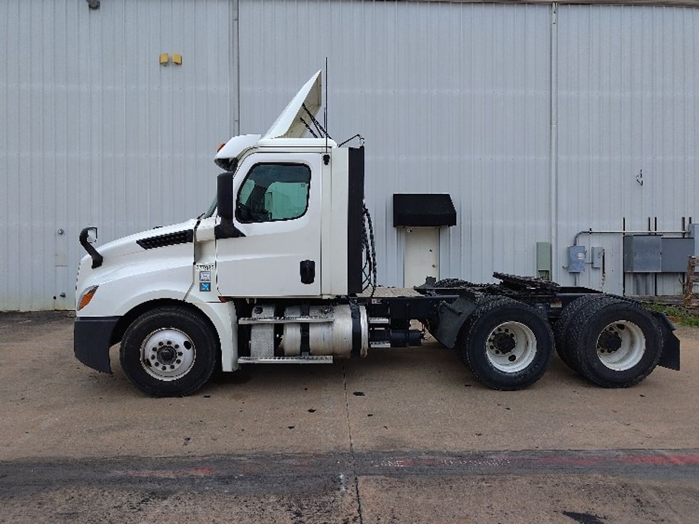 Day Cab Tractor-Heavy Duty Tractors-Freightliner-2018-T12664ST-Denton-TX-613,710\n\t\tmiles-$ 32,500 - Image 4