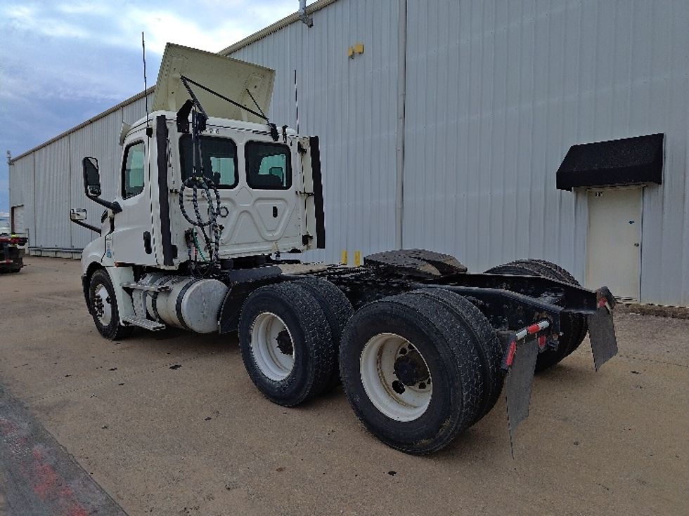 Day Cab Tractor-Heavy Duty Tractors-Freightliner-2018-T12664ST-Denton-TX-613,710\n\t\tmiles-$ 32,500 - Image 5