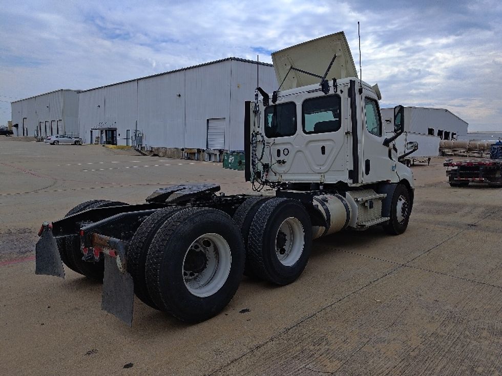 Day Cab Tractor-Heavy Duty Tractors-Freightliner-2018-T12664ST-Denton-TX-613,710\n\t\tmiles-$ 32,500 - Image 7