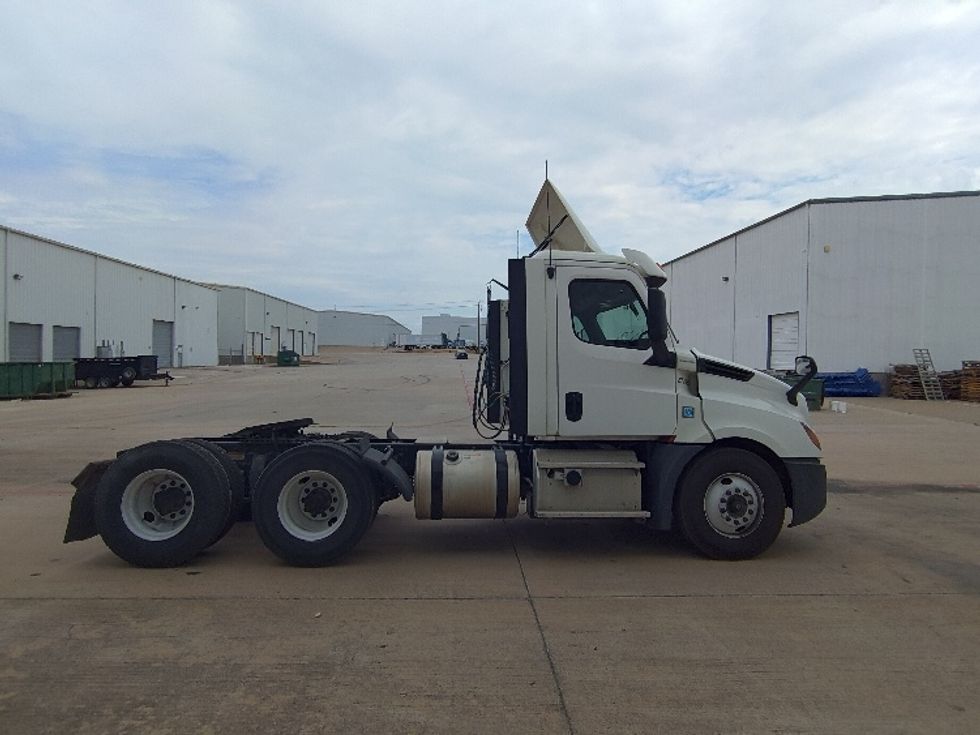 Day Cab Tractor-Heavy Duty Tractors-Freightliner-2018-T12664ST-Denton-TX-613,710\n\t\tmiles-$ 32,500 - Image 8