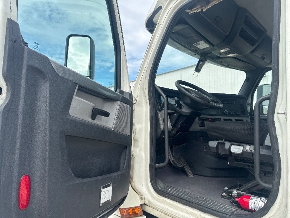 Day Cab Tractor-Heavy Duty Tractors-Freightliner-2018-T12664ST-Denton-TX-613,710\n\t\tmiles-$ 32,500 - Image 9