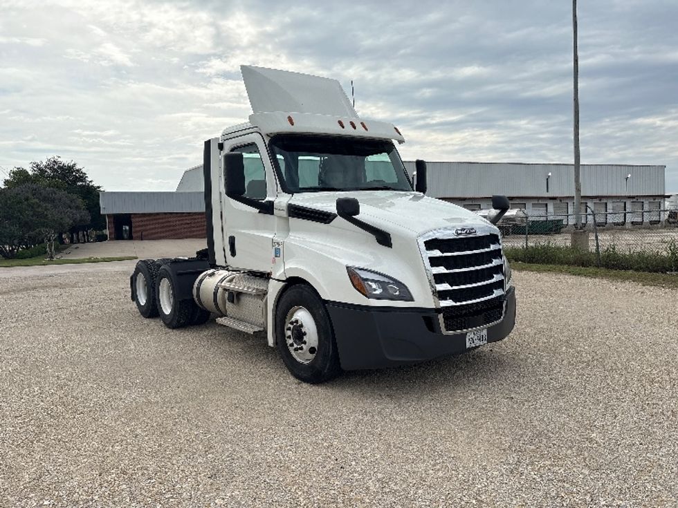 Day Cab Tractor-Heavy Duty Tractors-Freightliner-2018-T12664ST-Denton-TX-681,851\n\t\tmiles-$ 26,250 - Image 1