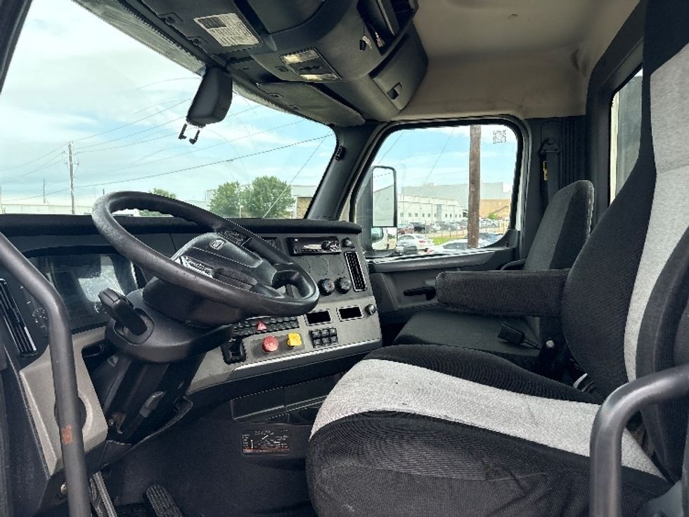 Day Cab Tractor-Heavy Duty Tractors-Freightliner-2018-T12664ST-Denton-TX-681,851\n\t\tmiles-$ 26,250 - Image 10
