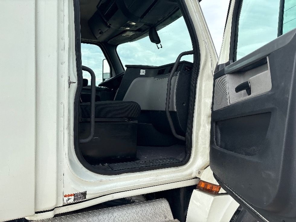 Day Cab Tractor-Heavy Duty Tractors-Freightliner-2018-T12664ST-Denton-TX-681,851\n\t\tmiles-$ 26,250 - Image 12