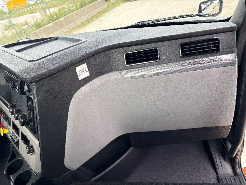 Day Cab Tractor-Heavy Duty Tractors-Freightliner-2018-T12664ST-Denton-TX-681,851\n\t\tmiles-$ 26,250 - Image 13