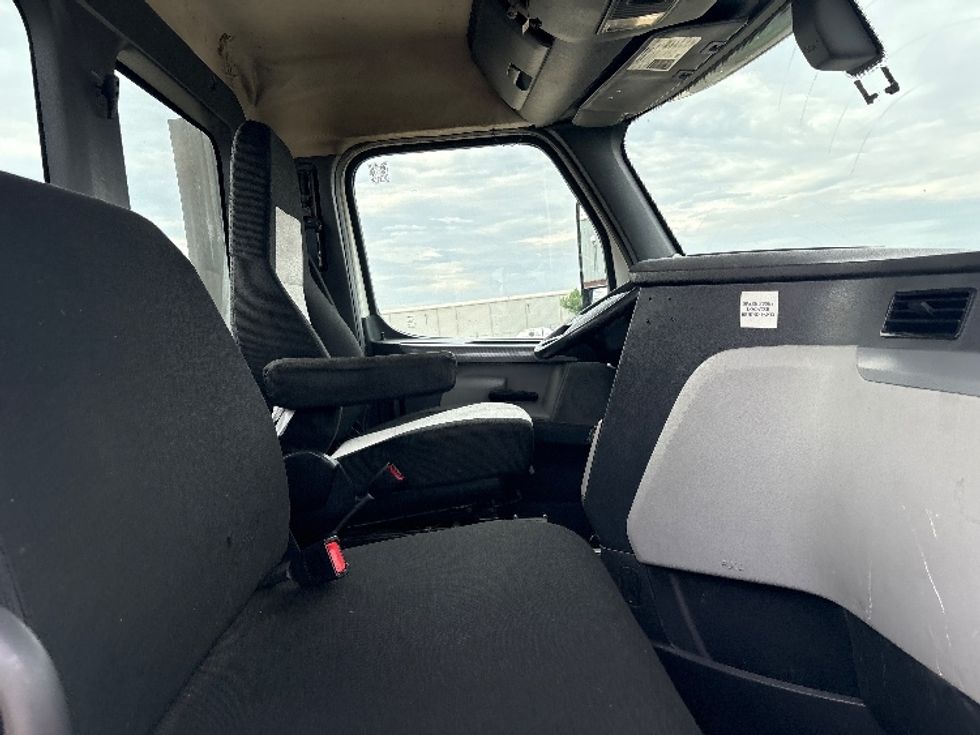 Day Cab Tractor-Heavy Duty Tractors-Freightliner-2018-T12664ST-Denton-TX-681,851\n\t\tmiles-$ 26,250 - Image 14