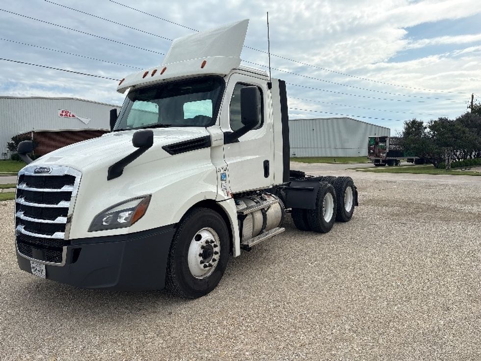 Day Cab Tractor-Heavy Duty Tractors-Freightliner-2018-T12664ST-Denton-TX-681,851\n\t\tmiles-$ 26,250 - Image 3