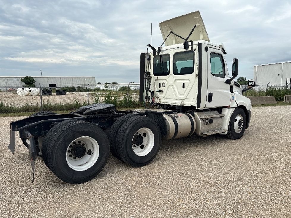 Day Cab Tractor-Heavy Duty Tractors-Freightliner-2018-T12664ST-Denton-TX-681,851\n\t\tmiles-$ 26,250 - Image 7