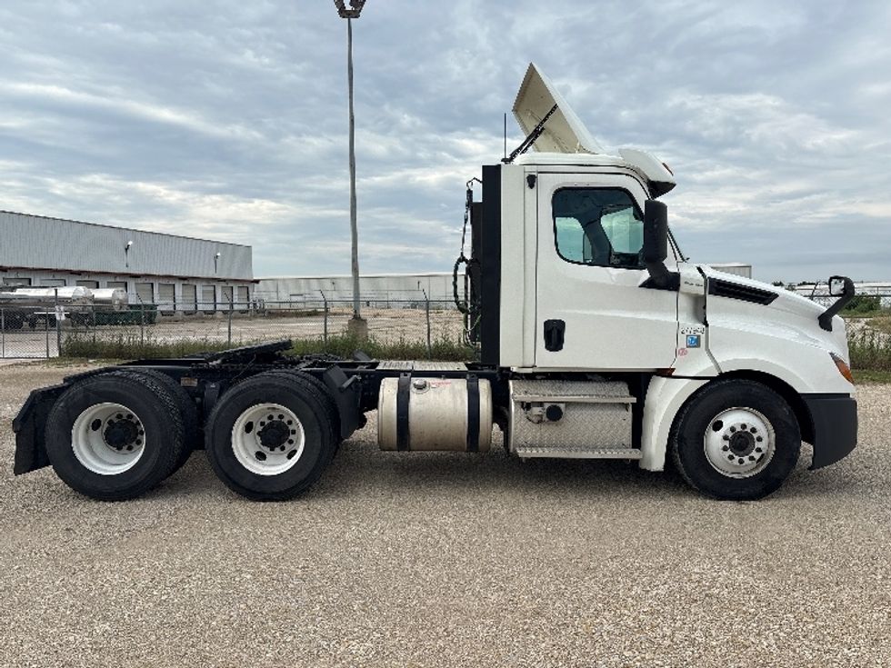 Day Cab Tractor-Heavy Duty Tractors-Freightliner-2018-T12664ST-Denton-TX-681,851\n\t\tmiles-$ 26,250 - Image 8