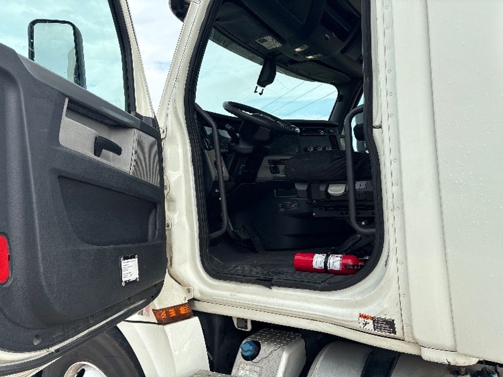 Day Cab Tractor-Heavy Duty Tractors-Freightliner-2018-T12664ST-Denton-TX-681,851\n\t\tmiles-$ 26,250 - Image 9