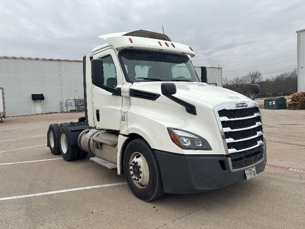 Day Cab Tractor-Heavy Duty Tractors-Freightliner-2018-T12664ST-Denton-TX-711,842\n\t\tmiles-$ 26,000 - Image 1