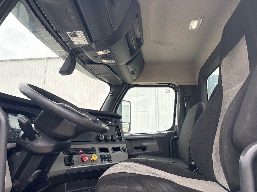 Day Cab Tractor-Heavy Duty Tractors-Freightliner-2018-T12664ST-Denton-TX-711,842\n\t\tmiles-$ 26,000 - Image 10