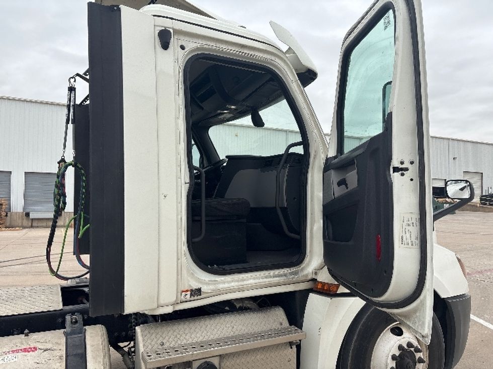 Day Cab Tractor-Heavy Duty Tractors-Freightliner-2018-T12664ST-Denton-TX-711,842\n\t\tmiles-$ 26,000 - Image 12