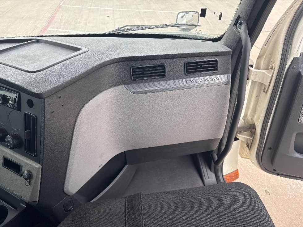 Day Cab Tractor-Heavy Duty Tractors-Freightliner-2018-T12664ST-Denton-TX-711,842\n\t\tmiles-$ 26,000 - Image 13