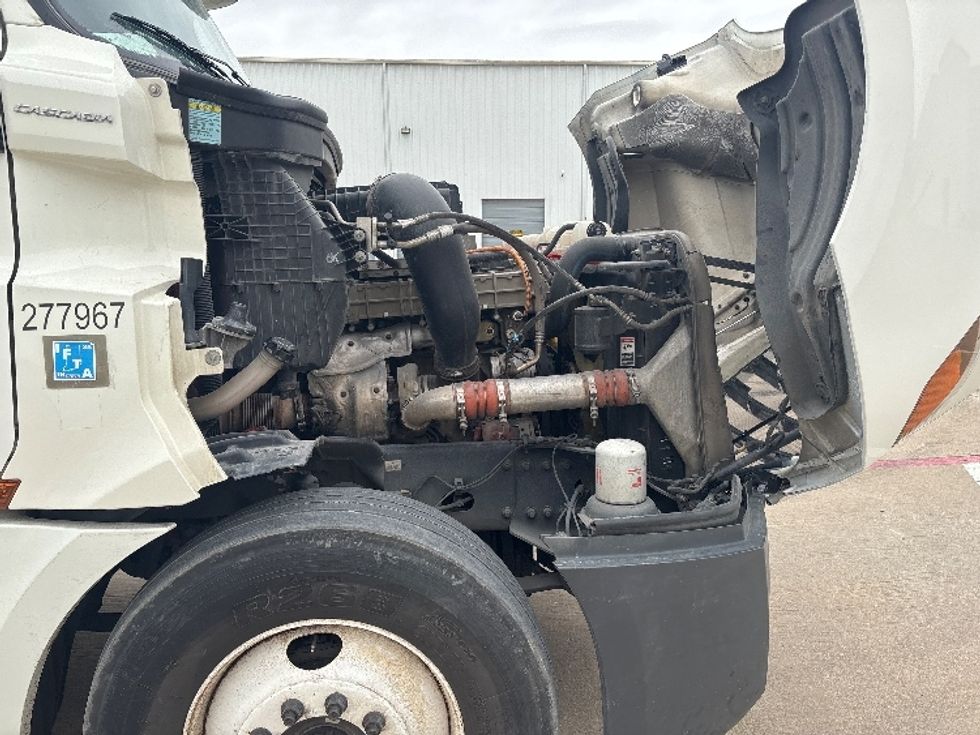 Day Cab Tractor-Heavy Duty Tractors-Freightliner-2018-T12664ST-Denton-TX-711,842\n\t\tmiles-$ 26,000 - Image 15