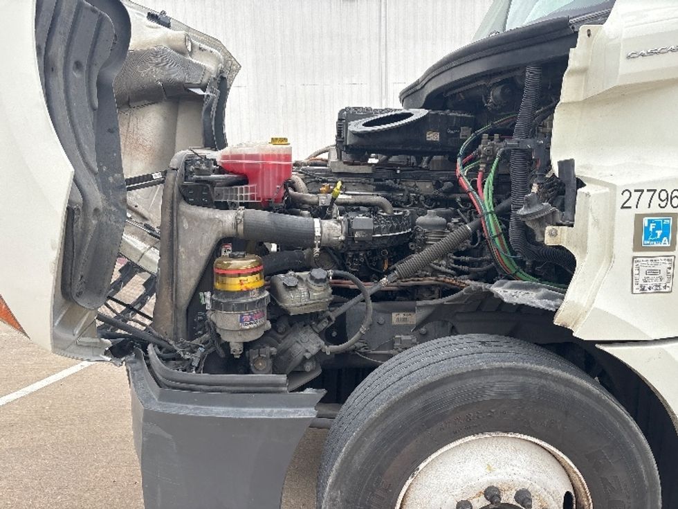 Day Cab Tractor-Heavy Duty Tractors-Freightliner-2018-T12664ST-Denton-TX-711,842\n\t\tmiles-$ 26,000 - Image 16