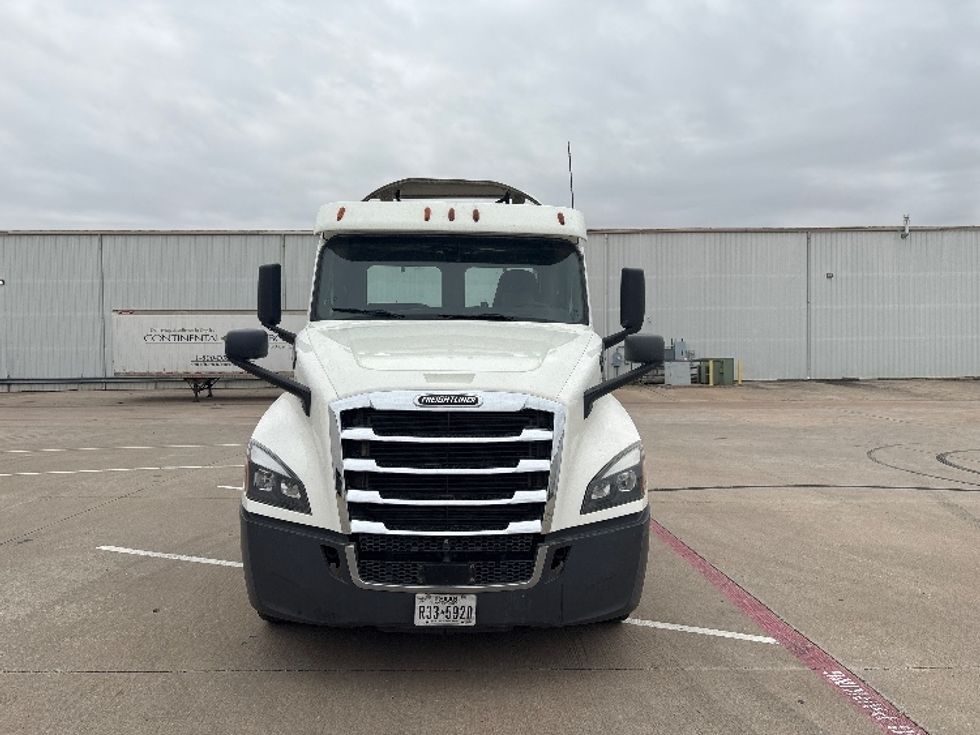 Day Cab Tractor-Heavy Duty Tractors-Freightliner-2018-T12664ST-Denton-TX-711,842\n\t\tmiles-$ 26,000 - Image 2