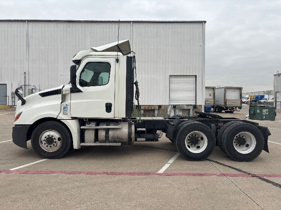 Day Cab Tractor-Heavy Duty Tractors-Freightliner-2018-T12664ST-Denton-TX-711,842\n\t\tmiles-$ 26,000 - Image 4