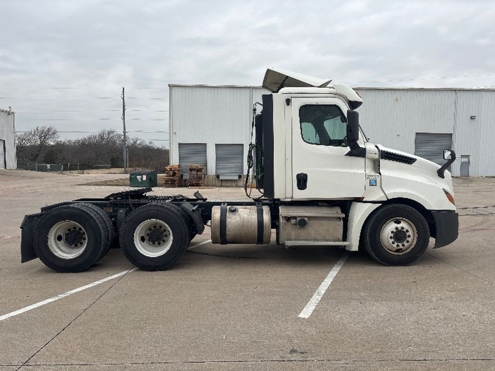 Day Cab Tractor-Heavy Duty Tractors-Freightliner-2018-T12664ST-Denton-TX-711,842\n\t\tmiles-$ 26,000 - Image 8