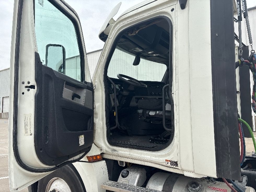 Day Cab Tractor-Heavy Duty Tractors-Freightliner-2018-T12664ST-Denton-TX-711,842\n\t\tmiles-$ 26,000 - Image 9