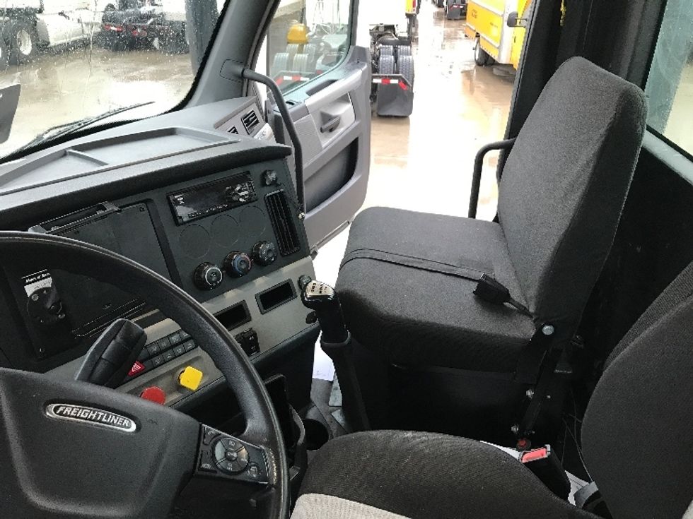 Day Cab Tractor-Heavy Duty Tractors-Freightliner-2018-T12664ST-Des Moines-IA-297,674\n\t\tmiles-$ 50,750 - Image 10