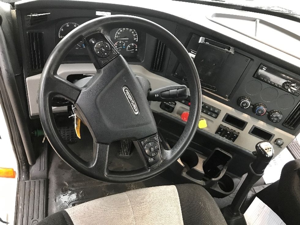 Day Cab Tractor-Heavy Duty Tractors-Freightliner-2018-T12664ST-Des Moines-IA-297,674\n\t\tmiles-$ 50,750 - Image 11