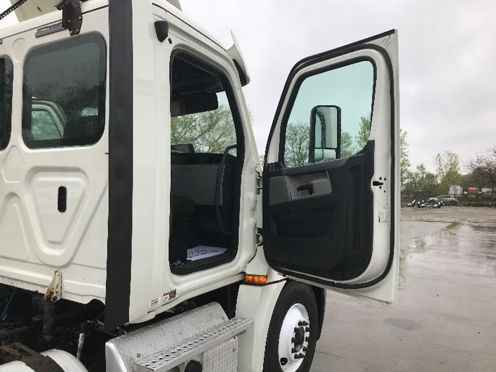 Day Cab Tractor-Heavy Duty Tractors-Freightliner-2018-T12664ST-Des Moines-IA-297,674\n\t\tmiles-$ 50,750 - Image 12