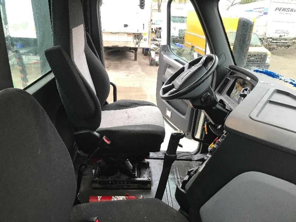 Day Cab Tractor-Heavy Duty Tractors-Freightliner-2018-T12664ST-Des Moines-IA-297,674\n\t\tmiles-$ 50,750 - Image 14
