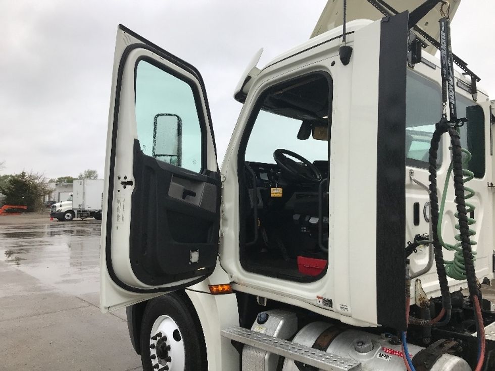 Day Cab Tractor-Heavy Duty Tractors-Freightliner-2018-T12664ST-Des Moines-IA-297,674\n\t\tmiles-$ 50,750 - Image 9