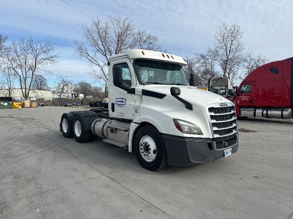 Day Cab Tractor-Heavy Duty Tractors-Freightliner-2018-T12664ST-Des Moines-IA-426,953\n\t\tmiles-$ 45,000 - Image 1