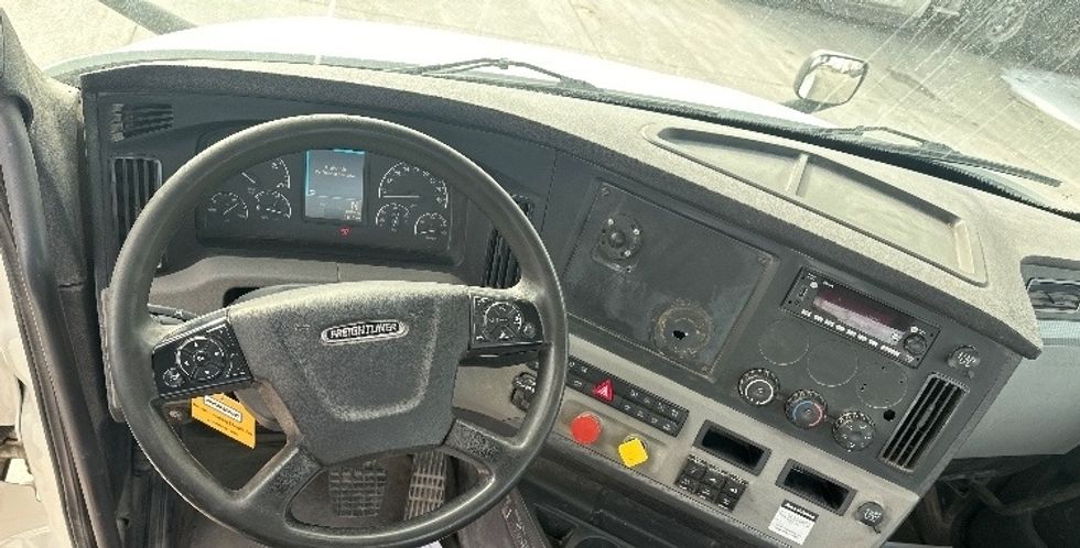 Day Cab Tractor-Heavy Duty Tractors-Freightliner-2018-T12664ST-Des Moines-IA-426,953\n\t\tmiles-$ 45,000 - Image 11