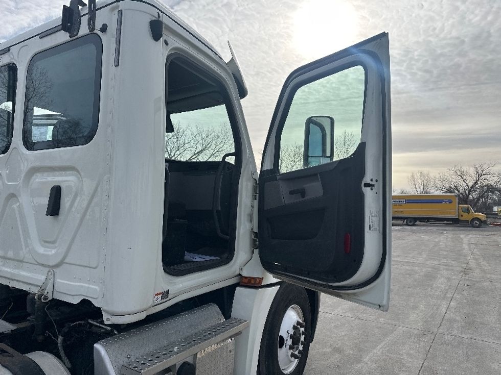 Day Cab Tractor-Heavy Duty Tractors-Freightliner-2018-T12664ST-Des Moines-IA-426,953\n\t\tmiles-$ 45,000 - Image 12