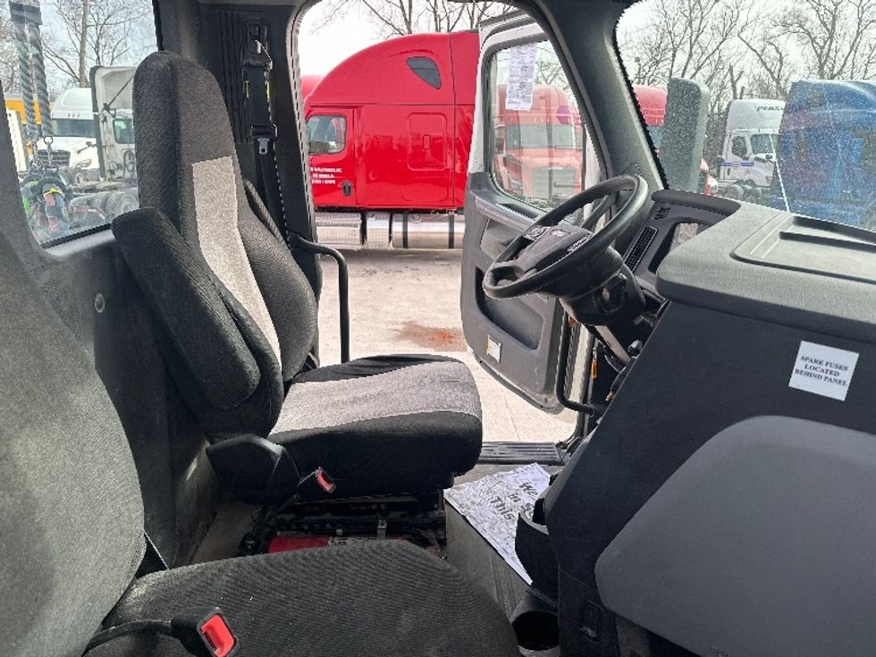 Day Cab Tractor-Heavy Duty Tractors-Freightliner-2018-T12664ST-Des Moines-IA-426,953\n\t\tmiles-$ 45,000 - Image 14