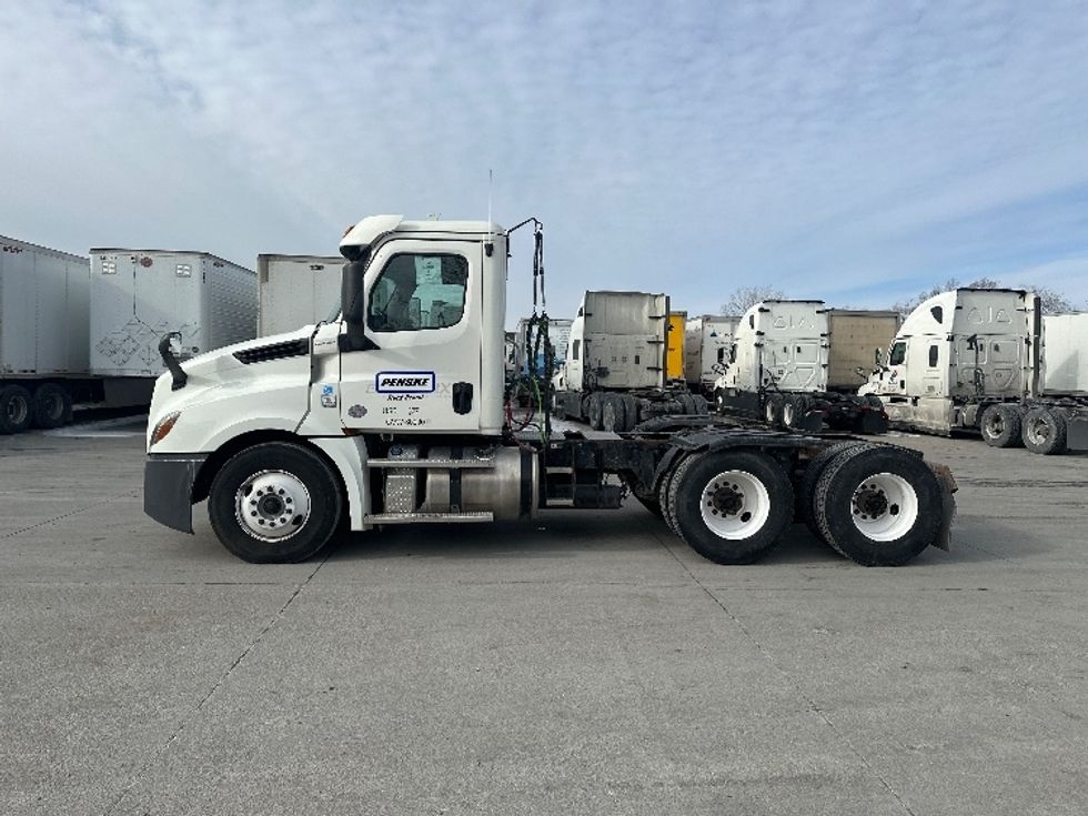 Day Cab Tractor-Heavy Duty Tractors-Freightliner-2018-T12664ST-Des Moines-IA-426,953\n\t\tmiles-$ 45,000 - Image 4