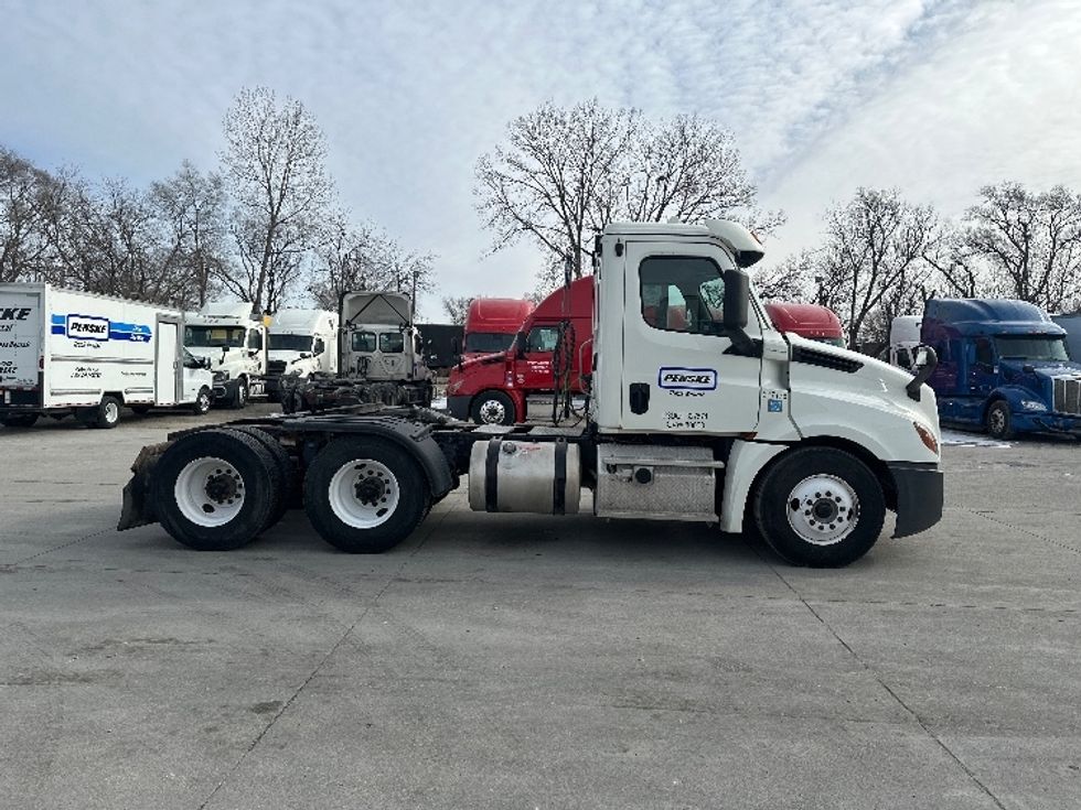 Day Cab Tractor-Heavy Duty Tractors-Freightliner-2018-T12664ST-Des Moines-IA-426,953\n\t\tmiles-$ 45,000 - Image 8