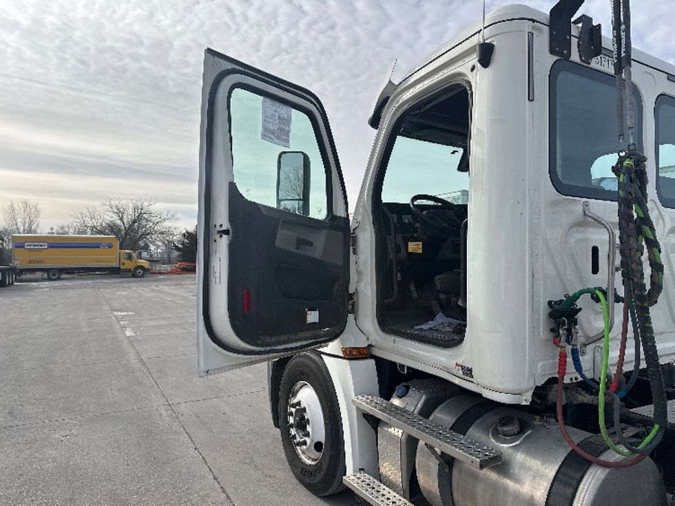 Day Cab Tractor-Heavy Duty Tractors-Freightliner-2018-T12664ST-Des Moines-IA-426,953\n\t\tmiles-$ 45,000 - Image 9