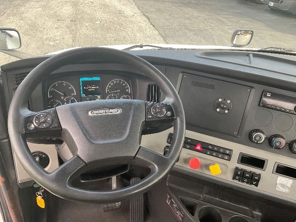Day Cab Tractor-Heavy Duty Tractors-Freightliner-2018-T12664ST-Duluth-GA-398,086\n\t\tmiles-$ 47,000 - Image 11