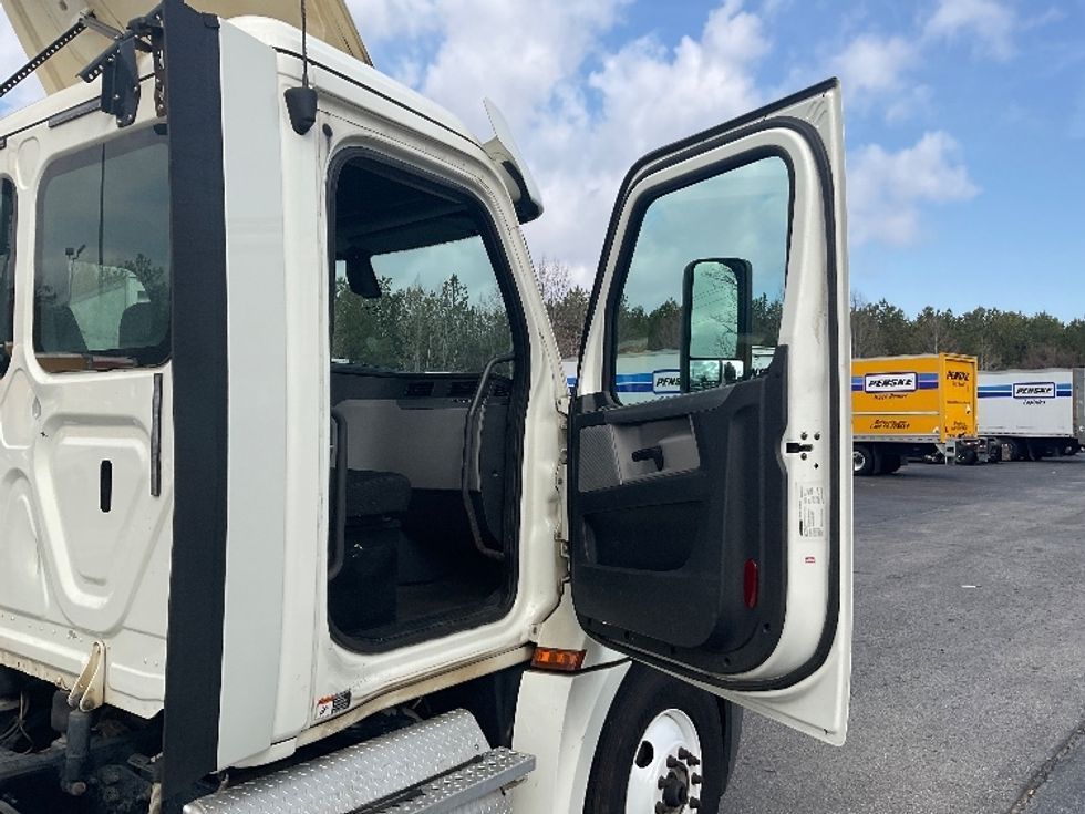 Day Cab Tractor-Heavy Duty Tractors-Freightliner-2018-T12664ST-Duluth-GA-398,086\n\t\tmiles-$ 47,000 - Image 12