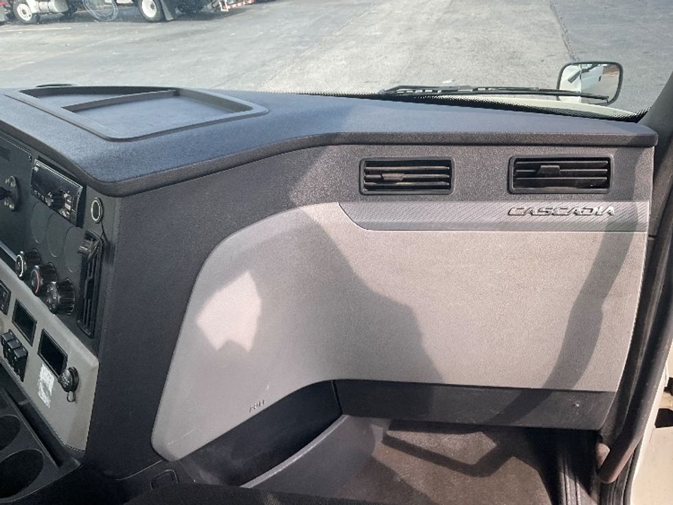 Day Cab Tractor-Heavy Duty Tractors-Freightliner-2018-T12664ST-Duluth-GA-398,086\n\t\tmiles-$ 47,000 - Image 13