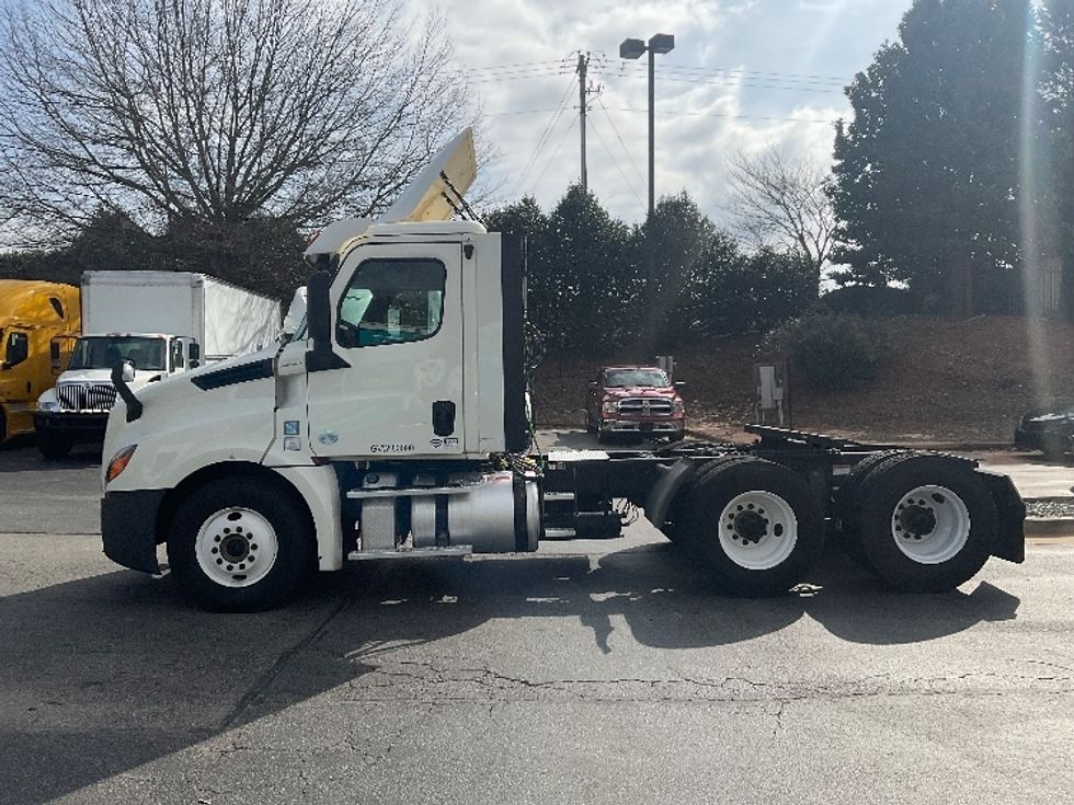 Day Cab Tractor-Heavy Duty Tractors-Freightliner-2018-T12664ST-Duluth-GA-398,086\n\t\tmiles-$ 47,000 - Image 4