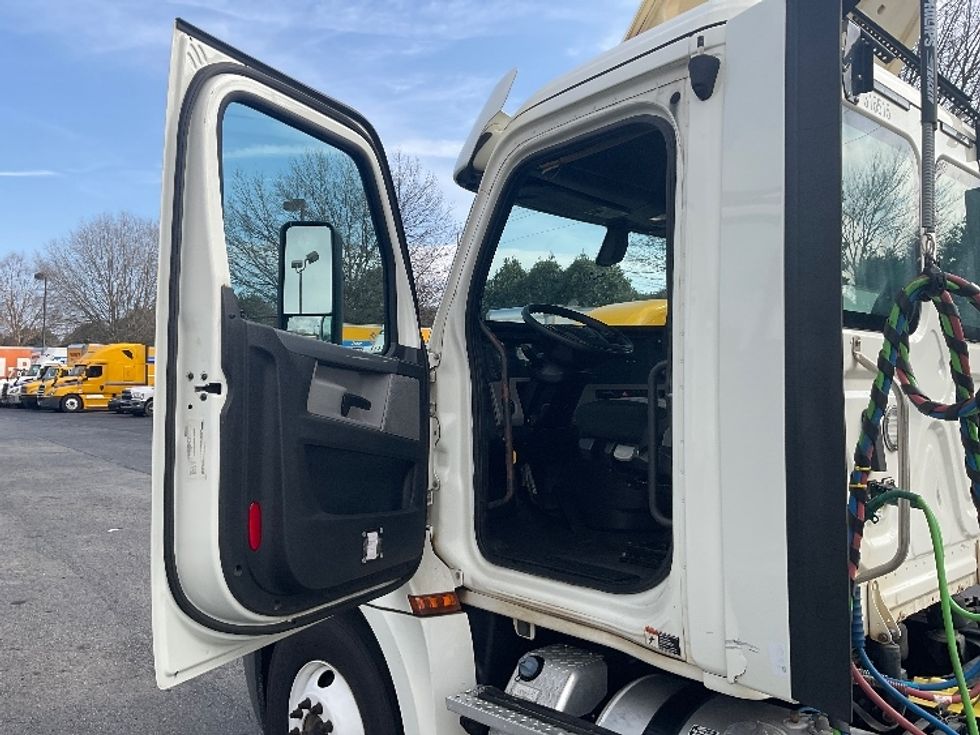 Day Cab Tractor-Heavy Duty Tractors-Freightliner-2018-T12664ST-Duluth-GA-398,086\n\t\tmiles-$ 47,000 - Image 9