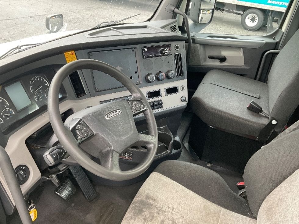 Day Cab Tractor-Heavy Duty Tractors-Freightliner-2018-T12664ST-Duluth-GA-411,284\n\t\tmiles-$ 49,500 - Image 10