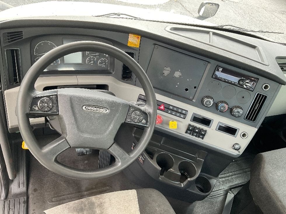Day Cab Tractor-Heavy Duty Tractors-Freightliner-2018-T12664ST-Duluth-GA-411,284\n\t\tmiles-$ 49,500 - Image 11