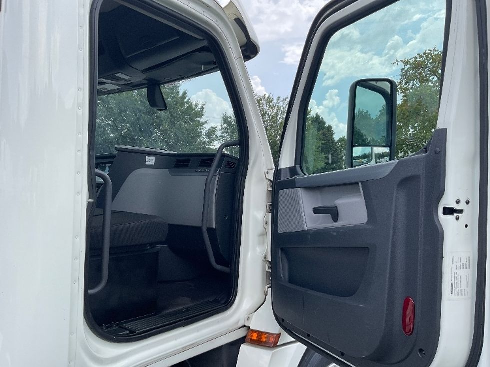 Day Cab Tractor-Heavy Duty Tractors-Freightliner-2018-T12664ST-Duluth-GA-411,284\n\t\tmiles-$ 49,500 - Image 12