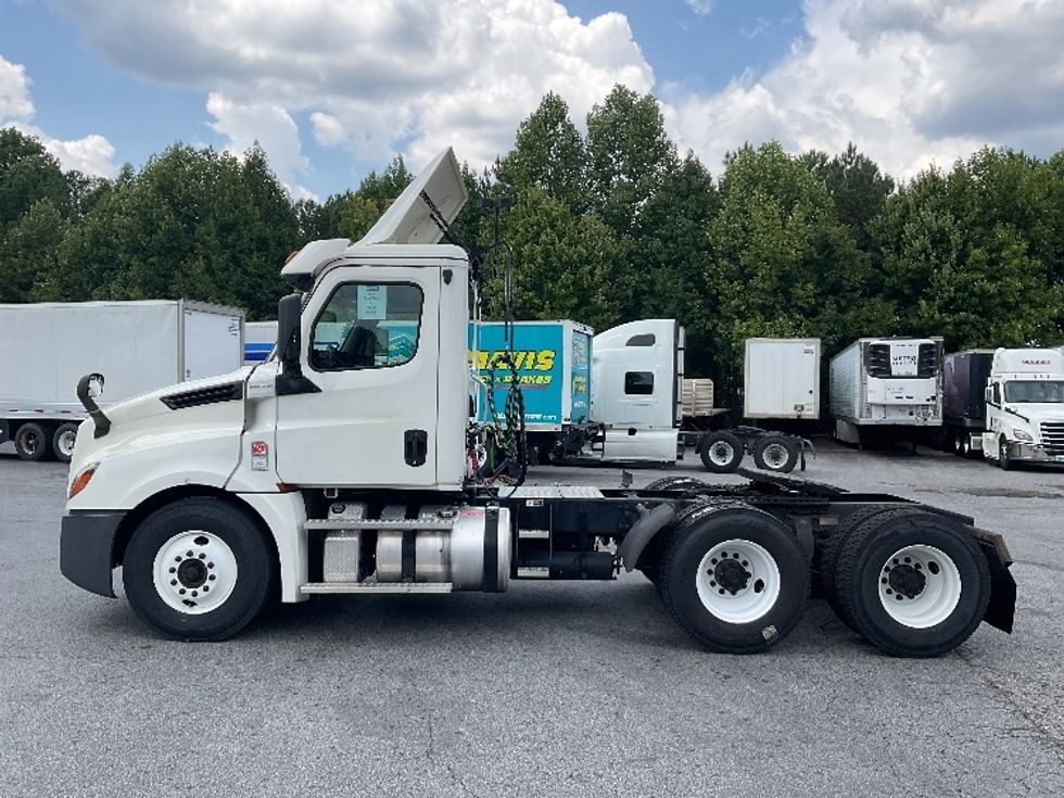 Day Cab Tractor-Heavy Duty Tractors-Freightliner-2018-T12664ST-Duluth-GA-411,284\n\t\tmiles-$ 49,500 - Image 4