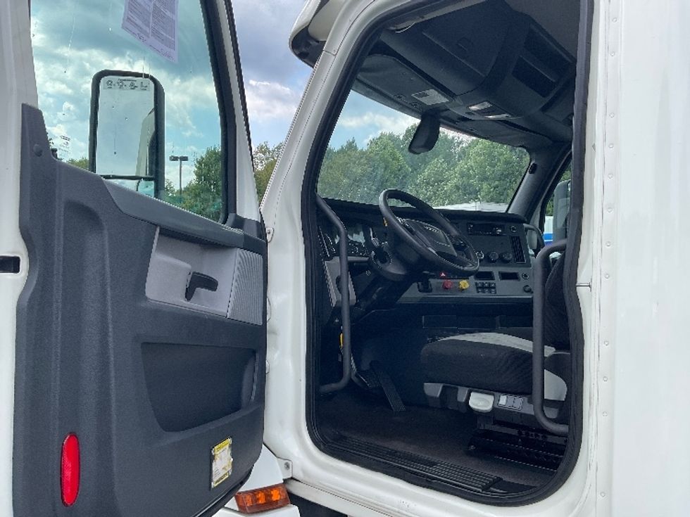 Day Cab Tractor-Heavy Duty Tractors-Freightliner-2018-T12664ST-Duluth-GA-411,284\n\t\tmiles-$ 49,500 - Image 9